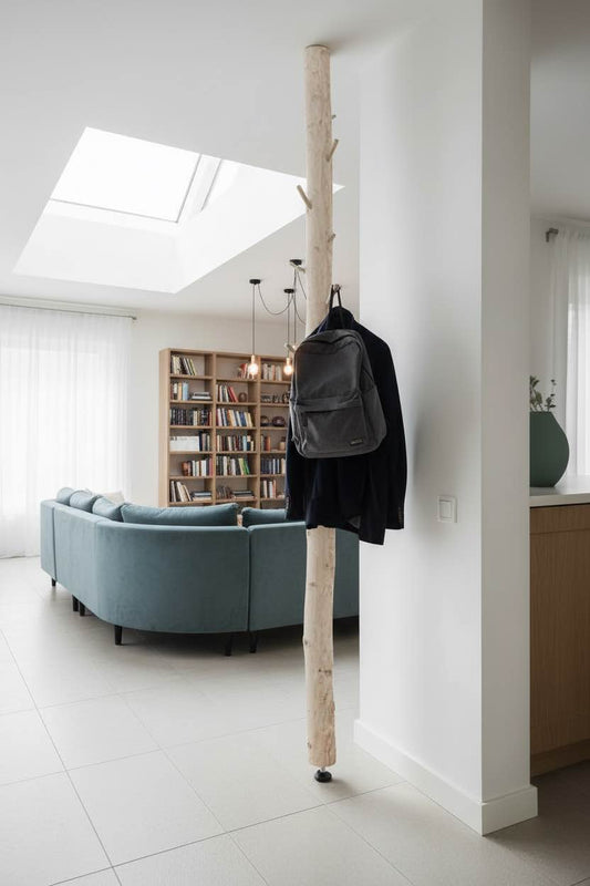 Gardrobe aus Birke an einer Wand mit Couch im Hintergrund. Es sind auch Regale mit Bücher zu sehen.