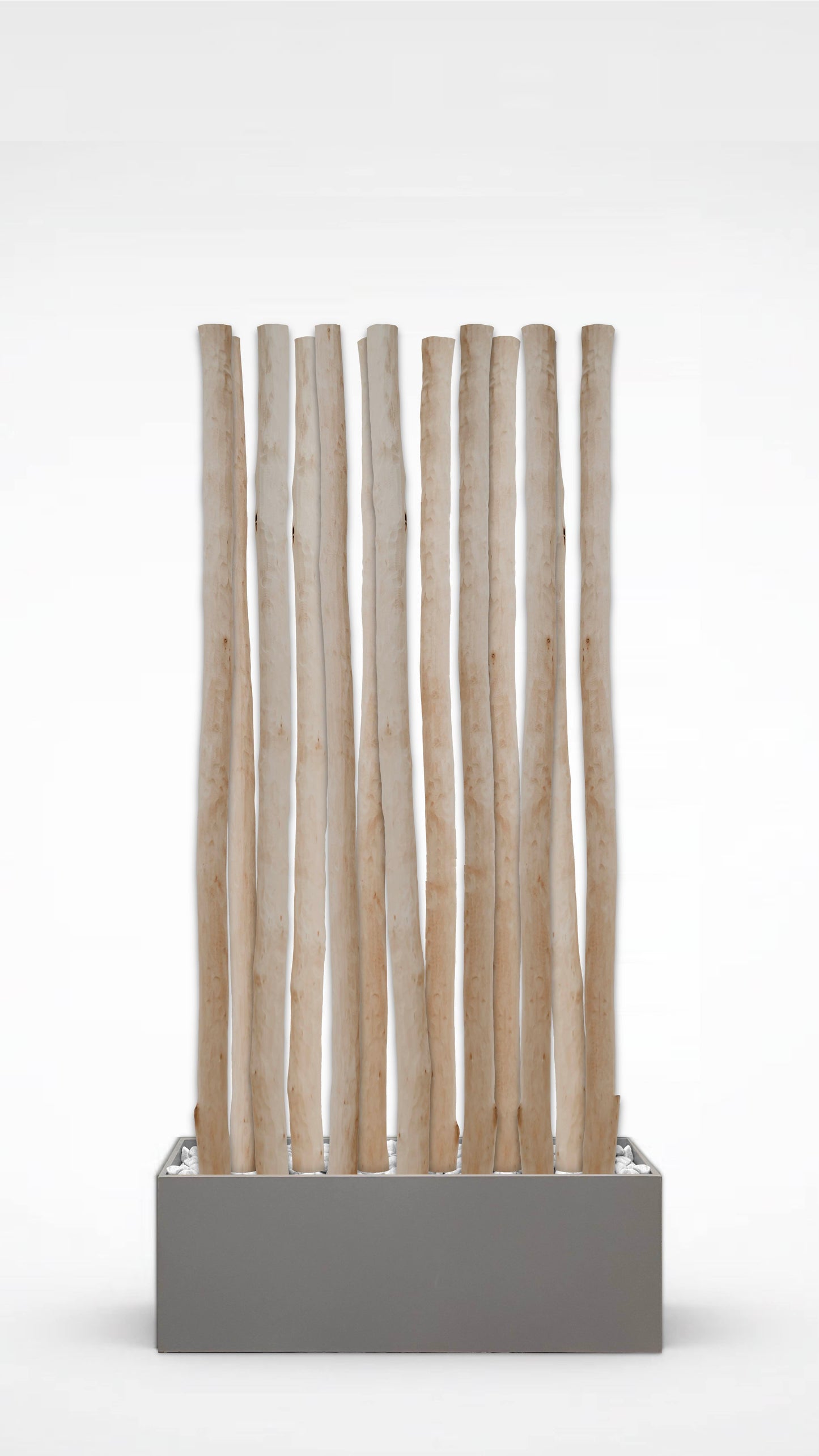 Natürlicher Raumtrenner aus entrindeten Birkenstämmen in einem rechteckigen Kasten mit Kiesfüllung
