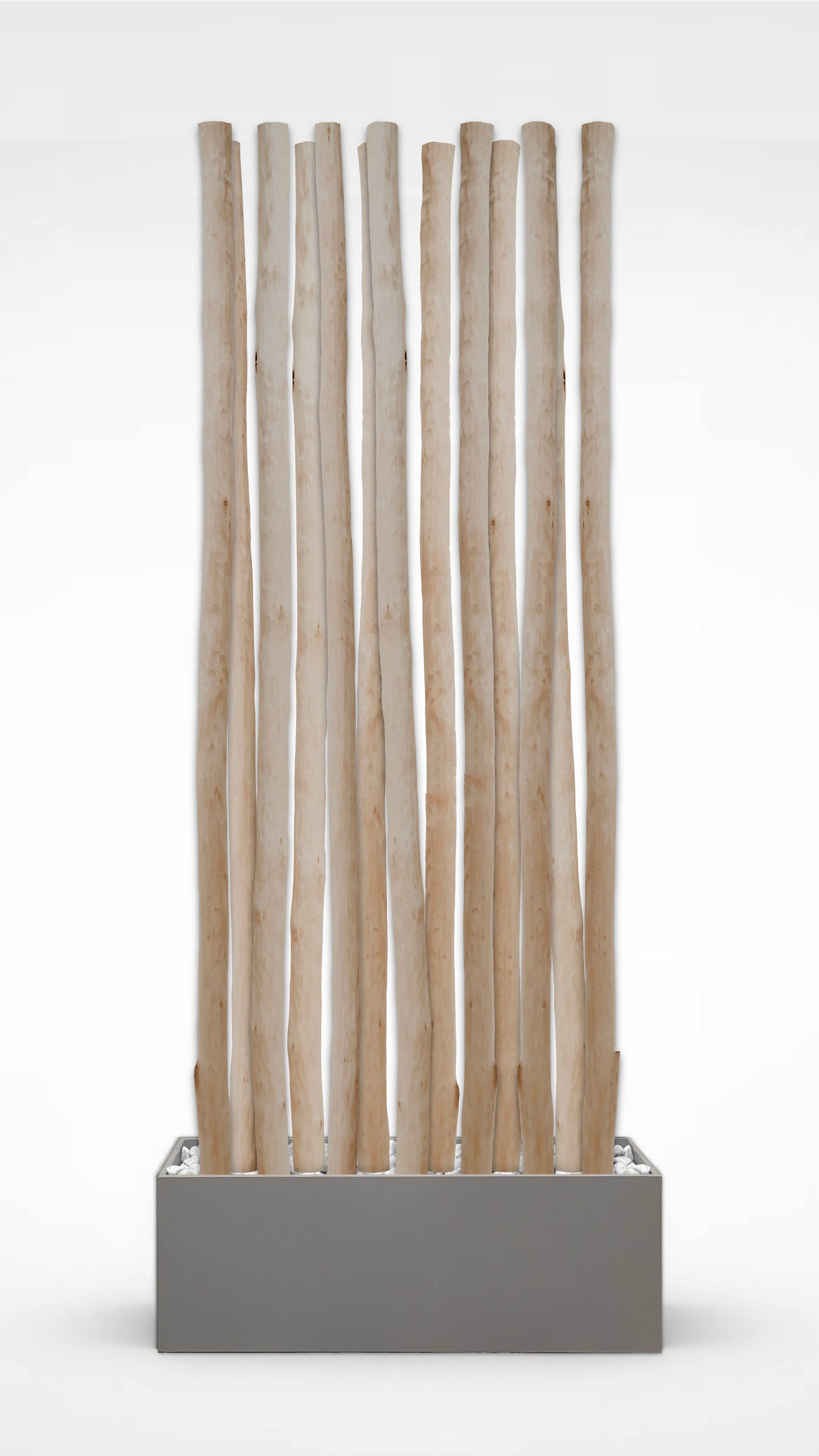 Natürlicher Raumtrenner aus entrindeten Birkenstämmen in einem rechteckigen Kasten mit Kiesfüllung
