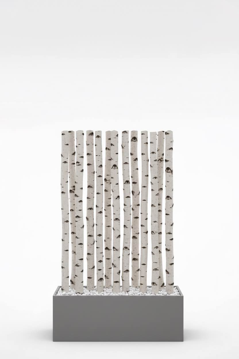 Natürlicher Raumtrenner aus gereinigten Birkenstämmen in einem rechteckigen Kasten mit Kiesfüllung