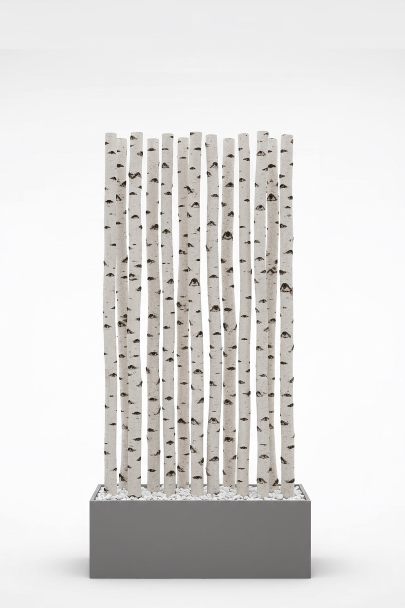 Natürlicher Raumtrenner aus gereinigten Birkenstämmen in einem rechteckigen Kasten mit Kiesfüllung
