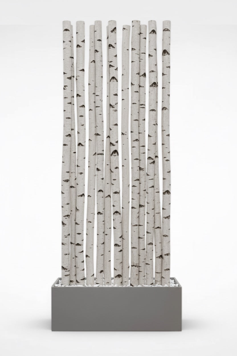 Natürlicher Raumtrenner aus gereinigten Birkenstämmen in einem rechteckigen Kasten mit Kiesfüllung